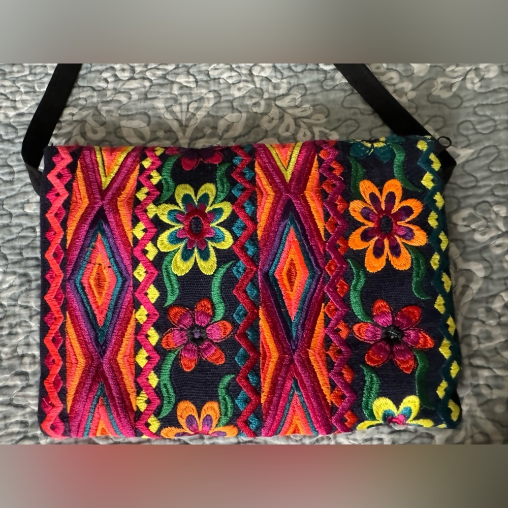 Fun, multicolor, vibrant purse, cross body. Snap closure in front! - Picture 6 of 9